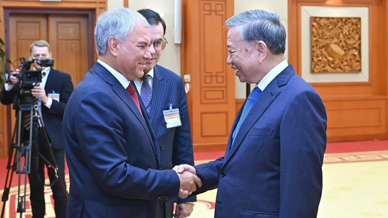 Tổng Bí thư Tô Lâm vui mừng chào đón Chủ tịch Duma Quốc gia Quốc hội Nga Vyacheslav Volodin. (Ảnh: Hải Nguyễn)