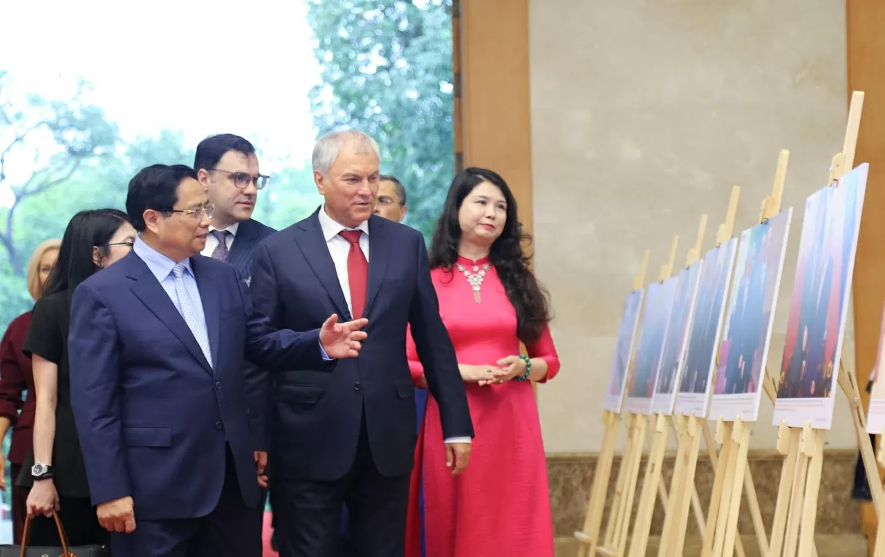 Thủ tướng Chính phủ Phạm Minh Chính đã hội kiến Chủ tịch Duma Quốc gia Nga Vyacheslav Volodin tham quan triển lãm ảnh về những dấu mốc trong mối quan hệ Việt Nam - Liên bang Nga qua các thời kỳ. (Ảnh: Thành Long)