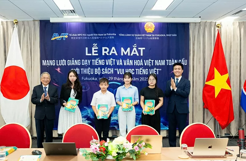 Bộ sách được đánh giá là công cụ học liệu quý báu, thân thiện, giúp việc học tiếng Việt với trẻ em kiều bào trở nên hấp dẫn, sinh động. Bộ sách được đánh giá là công cụ học liệu quý báu, thân thiện, giúp việc học tiếng Việt với trẻ em kiều bào trở nên hấp dẫn, sinh động.