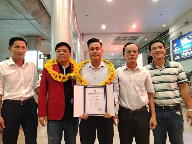 Chúc mừng, trao thưởng nhà vô địch cờ tướng thế giới Lại Lý Huynh