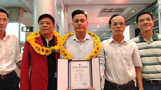 Chúc mừng, trao thưởng nhà vô địch cờ tướng thế giới Lại Lý Huynh