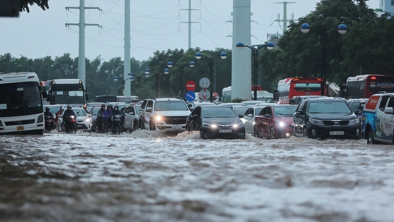 Hoàn lưu bão số 10, Hà Nội mưa to đến rất to, ngập nhiều tuyến phố, giao thông ùn tắc