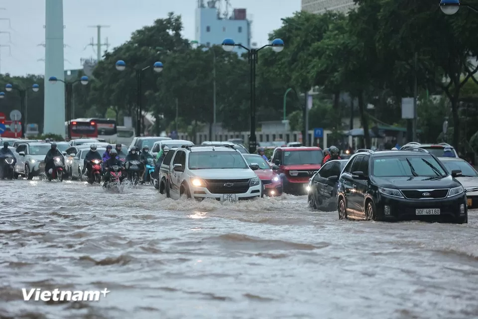 Hoàn lưu bão số 10 khiến cho Hà Nội mưa to đến rất to, gây ngập một số tuyến phố.