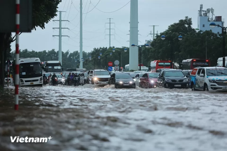 Hoàn lưu bão số 10, Hà Nội mưa to đến rất to, ngập nhiều tuyến phố, giao thông ùn tắc