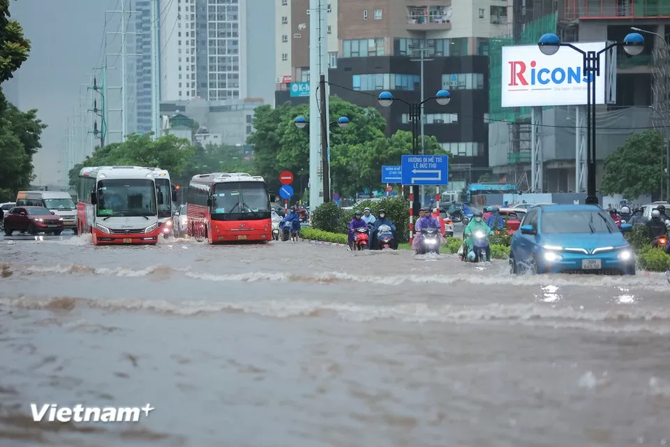 Hoàn lưu bão số 10, Hà Nội mưa to đến rất to, ngập nhiều tuyến phố, giao thông ùn tắc