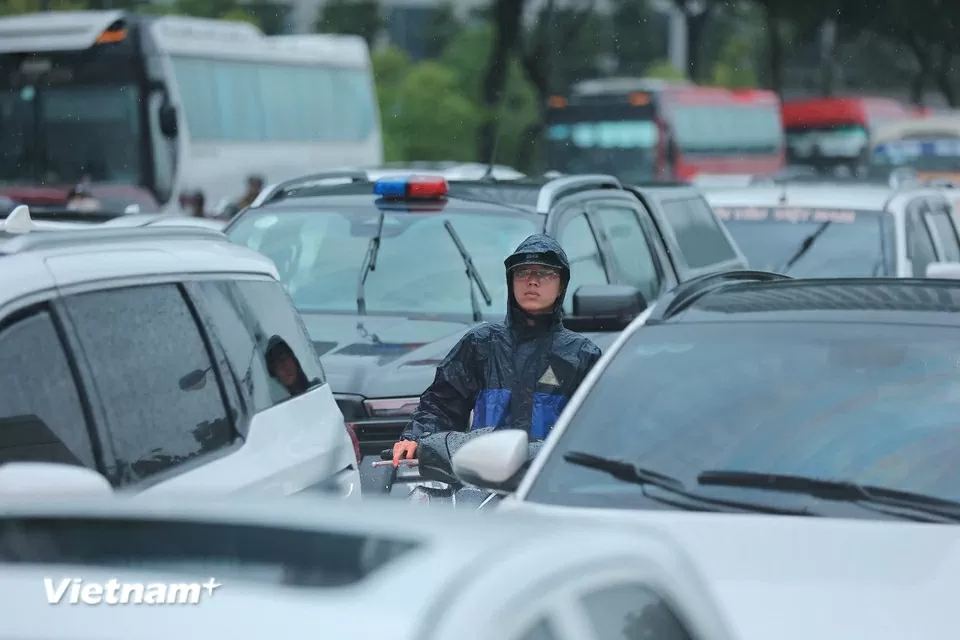 Hoàn lưu bão số 10, Hà Nội mưa to đến rất to, ngập nhiều tuyến phố, giao thông ùn tắc