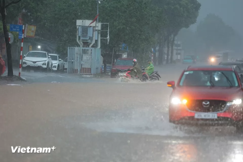 Hoàn lưu bão số 10, Hà Nội mưa to đến rất to, ngập nhiều tuyến phố, giao thông ùn tắc