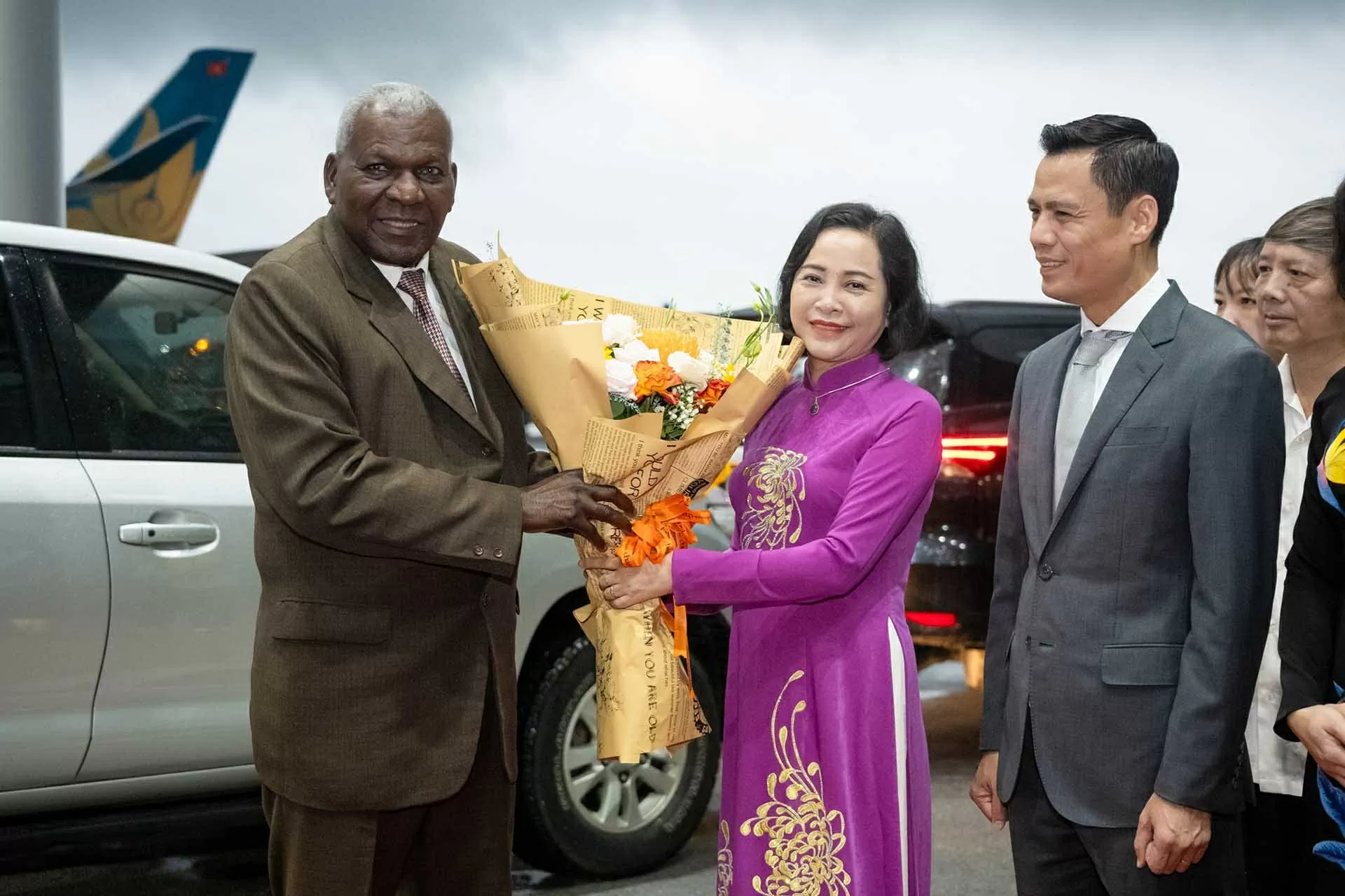 Chủ tịch Quốc hội Cuba đến Hà Nội, bắt đầu chuyến thăm chính thức Việt Nam