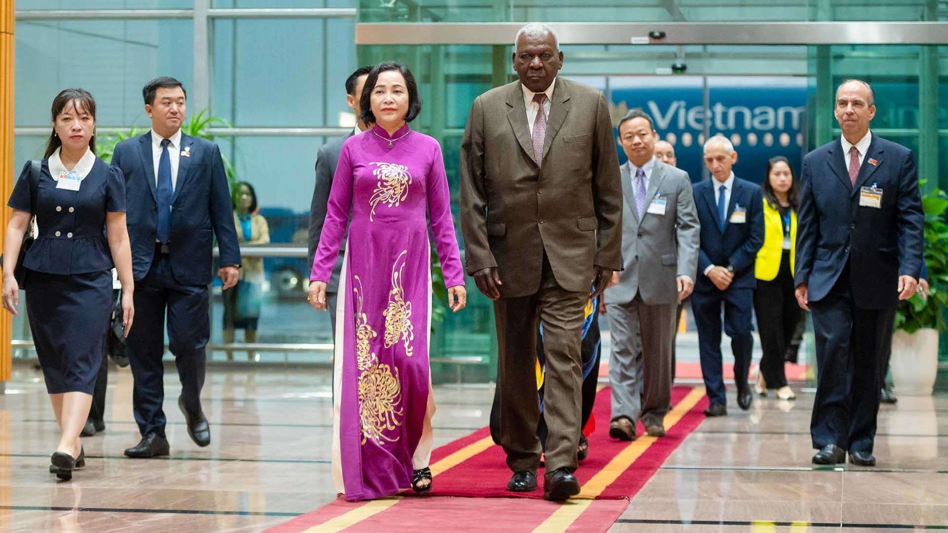 Chủ tịch Quốc hội Cuba đến Hà Nội, bắt đầu chuyến thăm chính thức Việt Nam