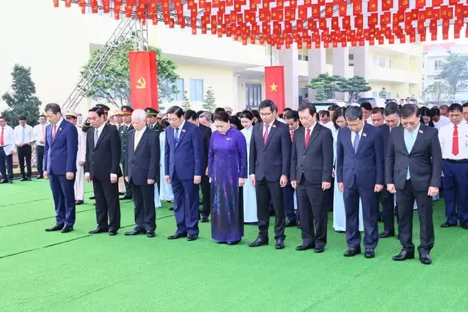 Các đồng chí lãnh đạo, nguyên lãnh đạo Trung ương và tỉnh Đồng Nai dâng hương tại đền thờ Bác Hồ trong khuôn viên Tỉnh ủy Đồng Nai. Các đồng chí lãnh đạo, nguyên lãnh đạo Trung ương và tỉnh Đồng Nai dâng hương tại đền thờ Bác Hồ trong khuôn viên Tỉnh ủy Đồng Nai.