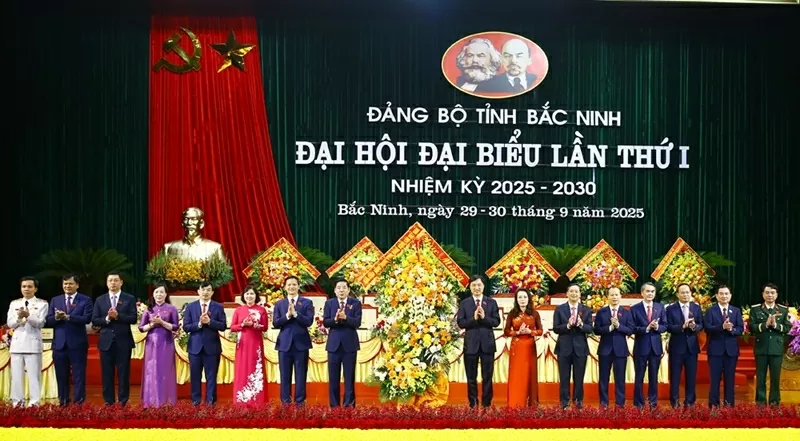 Đồng chí Nguyễn Duy Ngọc, Ủy viên Bộ Chính trị, Bí thư Trung ương Đảng, Chủ nhiệm Ủy ban Kiểm tra Trung ương tặng hoa chúc mừng Đại hội.