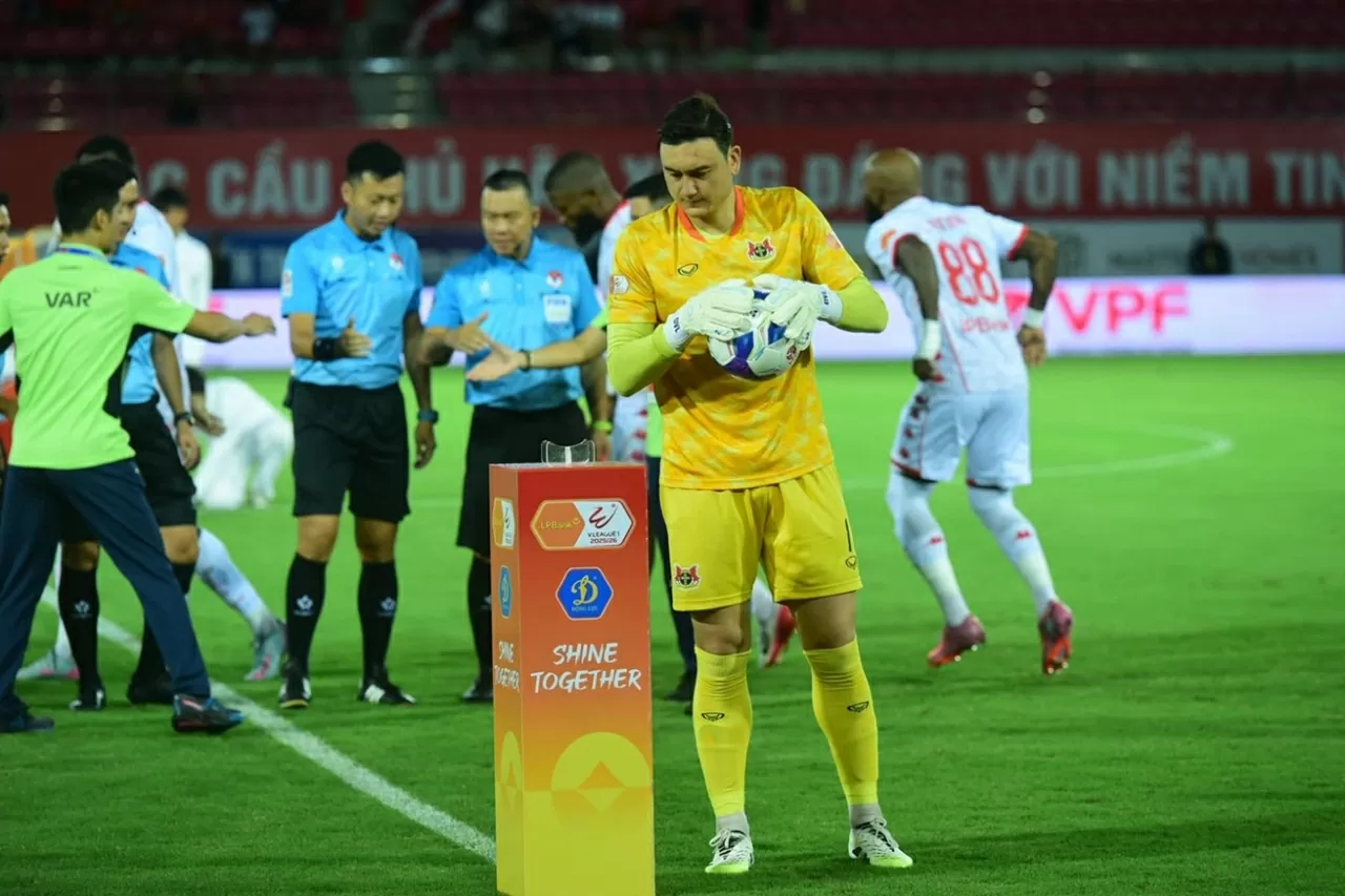 Đội tuyển Việt Nam triệu tập: Thủ môn Văn Lâm bất ngờ tái xuất