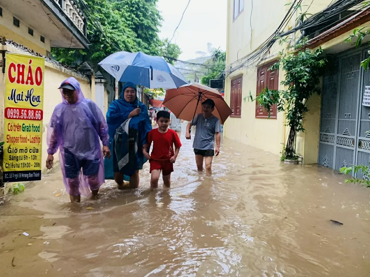 Hà Nội: Nhiều tuyến phố ngập như sông, người dân vất vả khi di chuyển