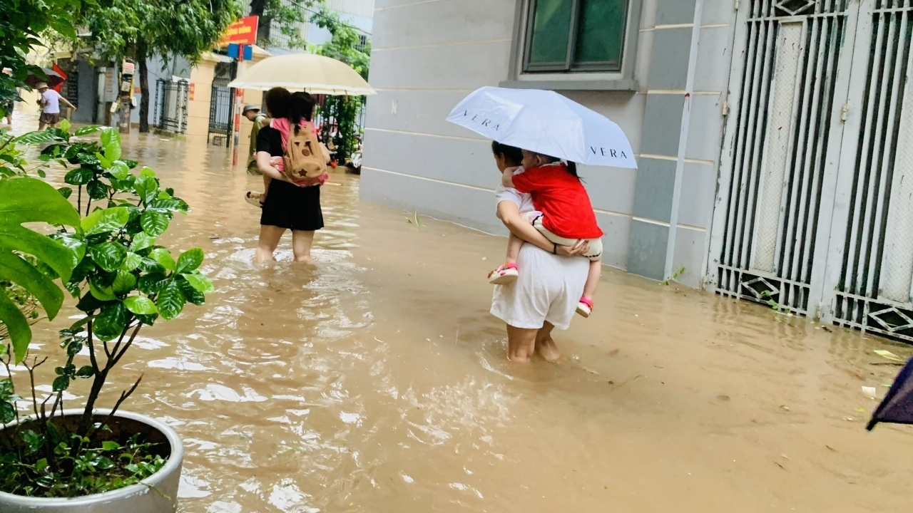 Hà Nội: Nhiều tuyến phố ngập như sông, người dân vất vả khi di chuyển