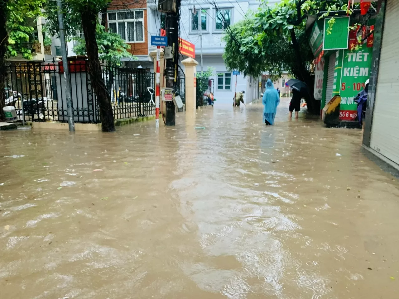 Hà Nội: Nhiều tuyến phố ngập như sông, người dân vất vả khi di chuyển