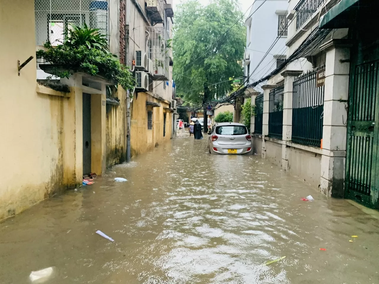 Hà Nội: Nhiều tuyến phố ngập như sông, người dân vất vả khi di chuyển