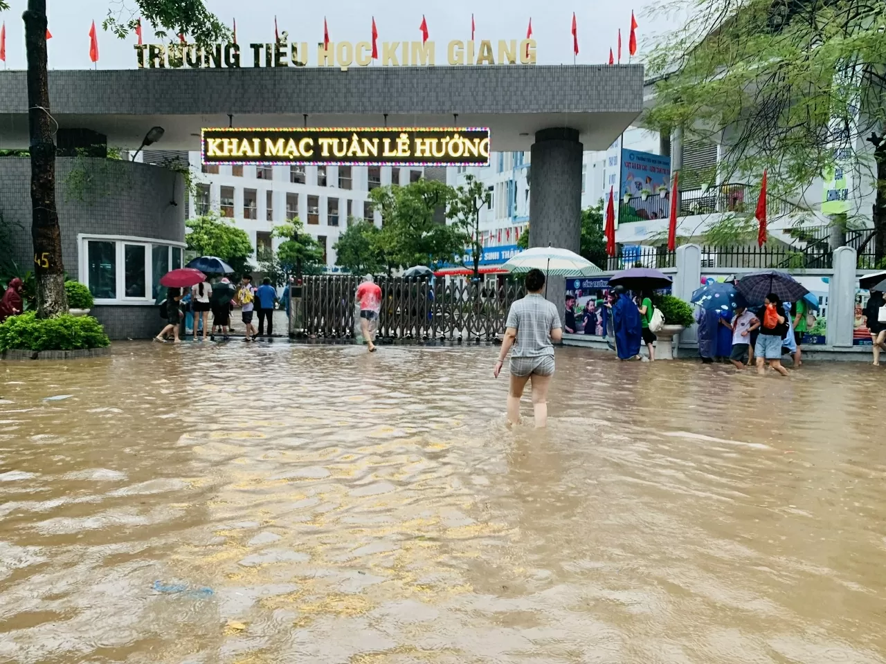 Hà Nội: Nhiều tuyến phố ngập như sông, người dân vất vả khi di chuyển
