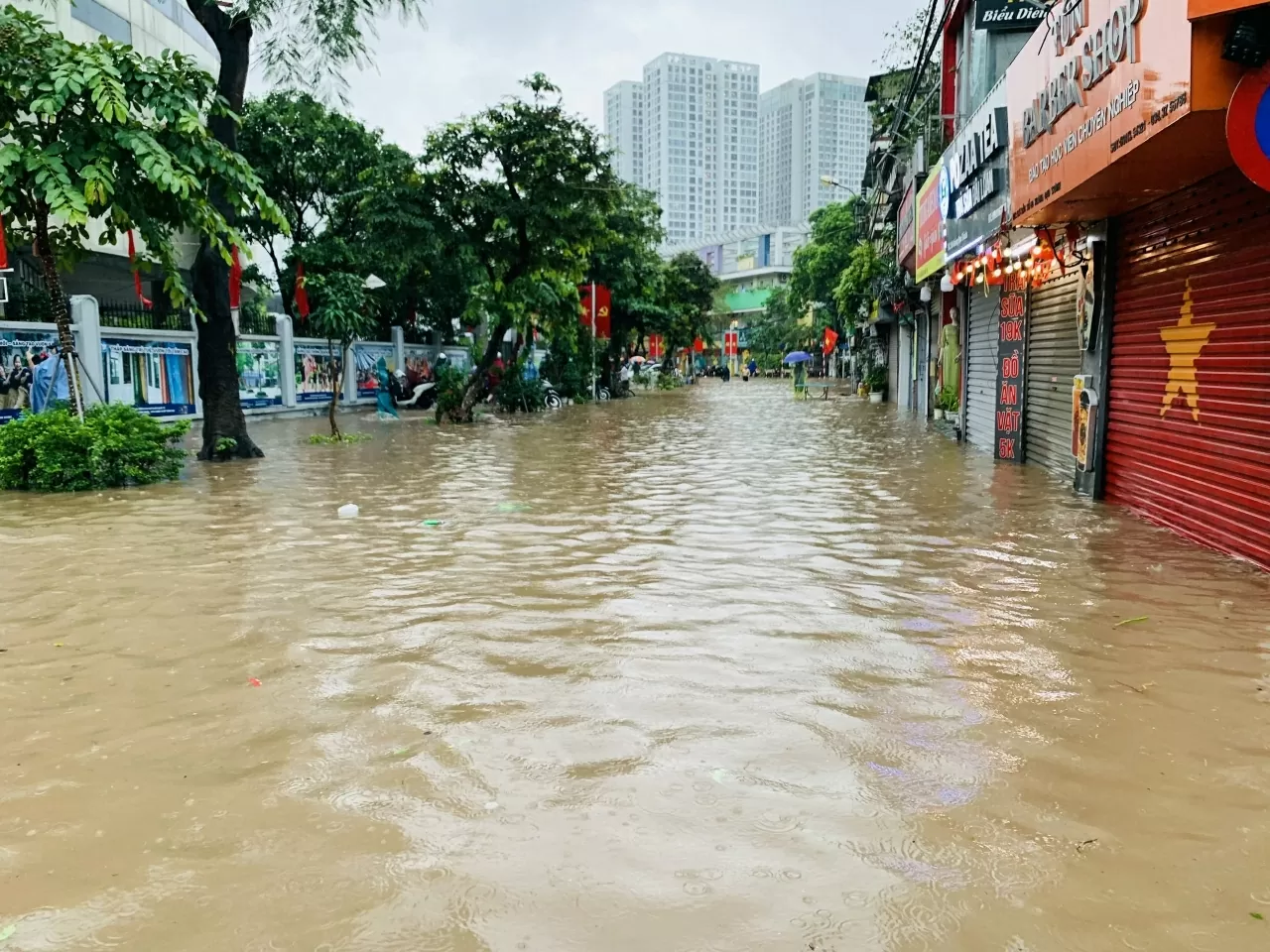 Hà Nội: Nhiều tuyến phố ngập như sông, người dân vất vả khi di chuyển