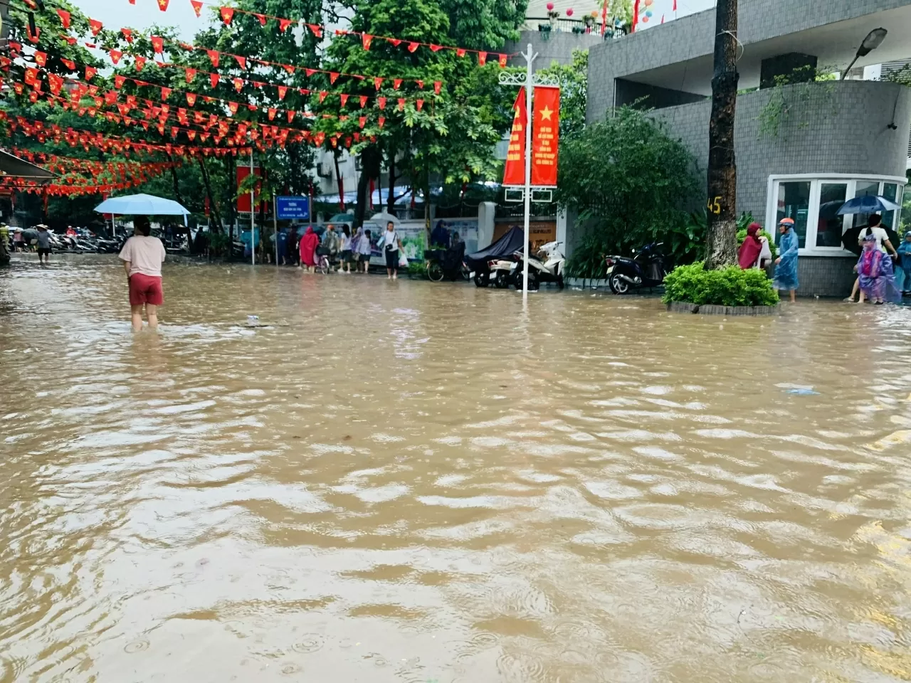 Hà Nội: Nhiều tuyến phố ngập như sông, người dân vất vả khi di chuyển