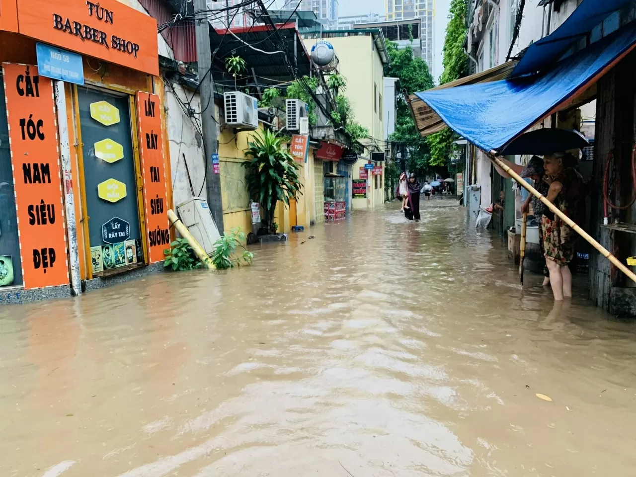 Hà Nội: Nhiều tuyến phố ngập như sông, người dân vất vả khi di chuyển