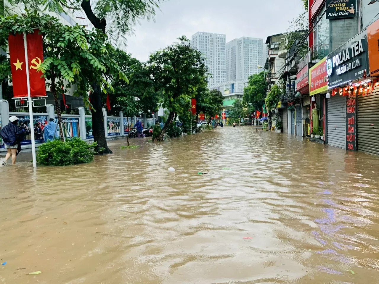 Hà Nội: Nhiều tuyến phố ngập như sông, người dân vất vả khi di chuyển