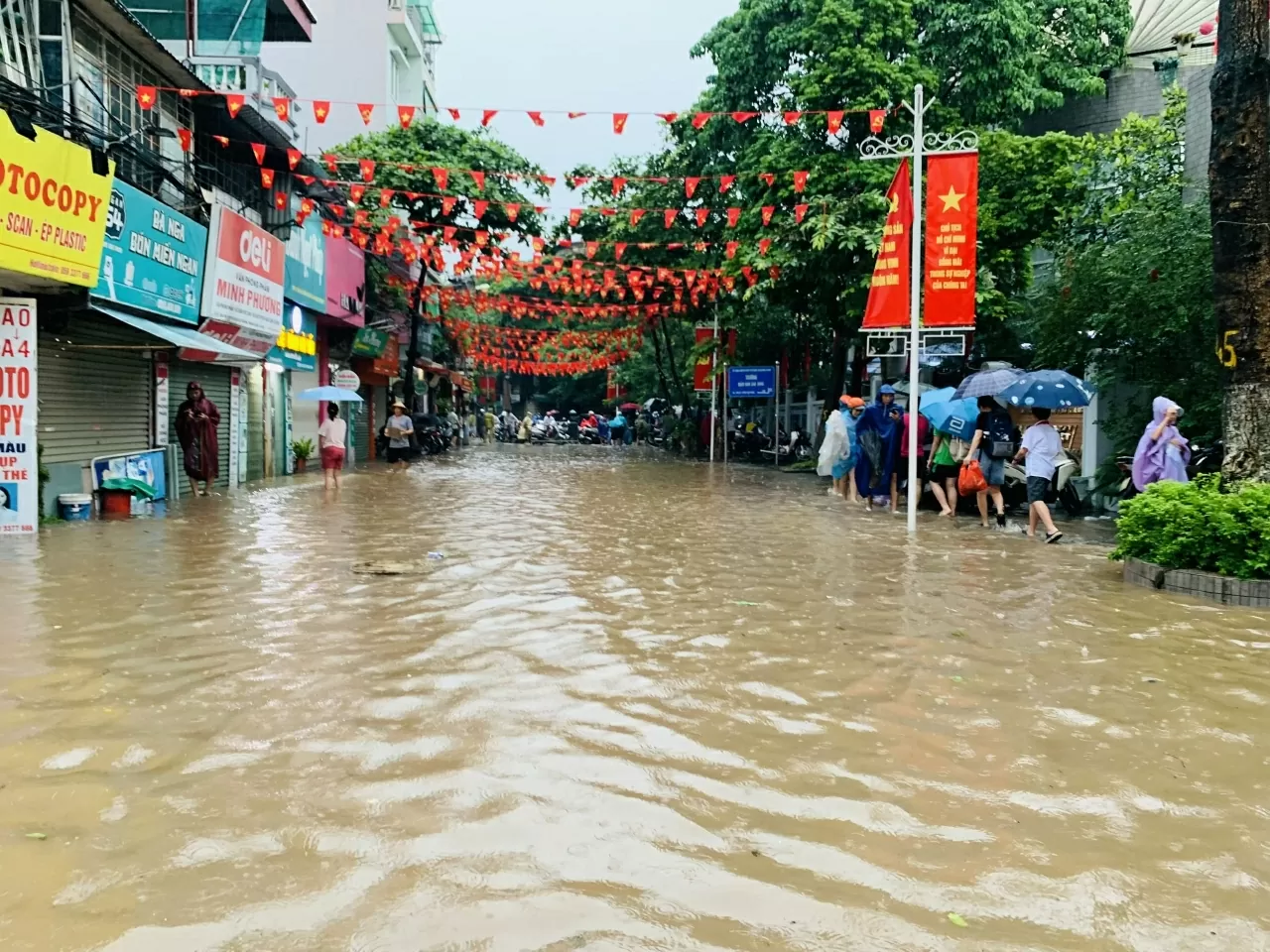 Hà Nội: Nhiều tuyến phố ngập như sông, người dân vất vả khi di chuyển