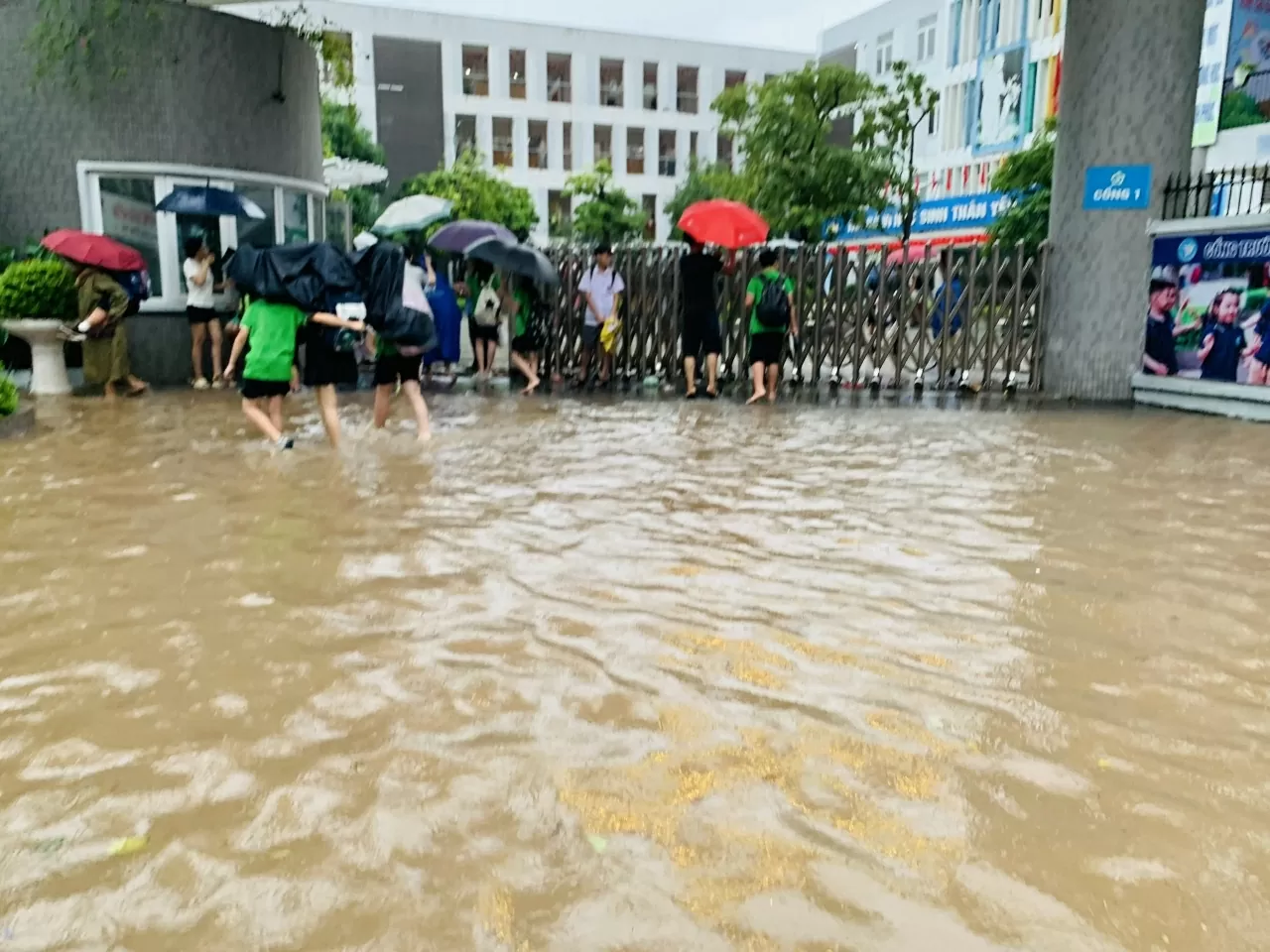 Hà Nội: Nhiều tuyến phố ngập như sông, người dân vất vả khi di chuyển