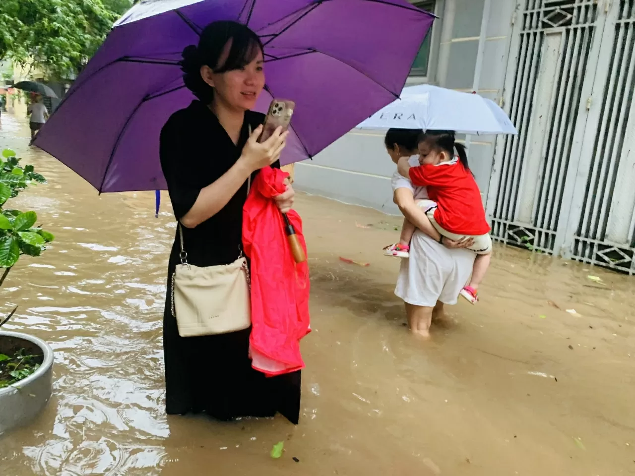 Hà Nội: Nhiều tuyến phố ngập như sông, người dân vất vả khi di chuyển Hà Nội: Nhiều tuyến phố ngập như sông, người dân vất vả khi di chuyển