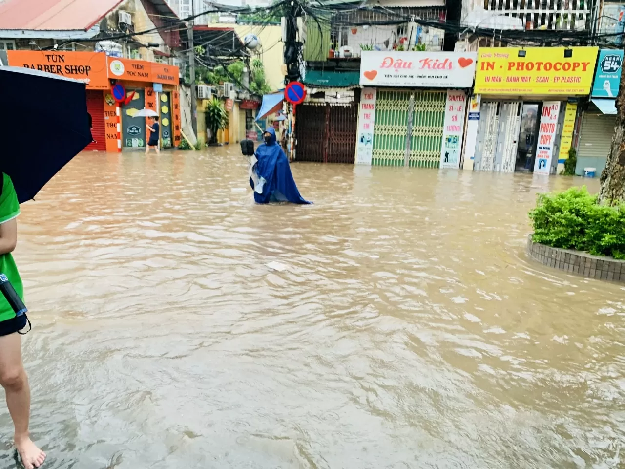 Hà Nội: Nhiều tuyến phố ngập như sông, người dân vất vả khi di chuyển