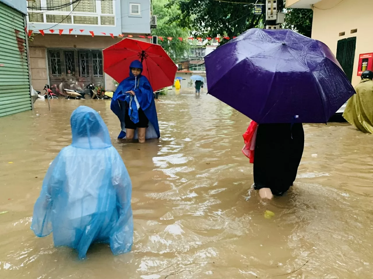Hà Nội: Nhiều tuyến phố ngập như sông, người dân vất vả khi di chuyển