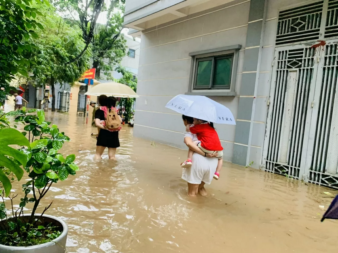 Hà Nội: Nhiều tuyến phố ngập như sông, người dân vất vả khi di chuyển
