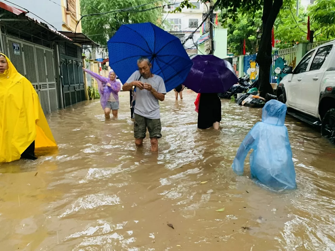 Hà Nội: Nhiều tuyến phố ngập như sông, người dân vất vả khi di chuyển