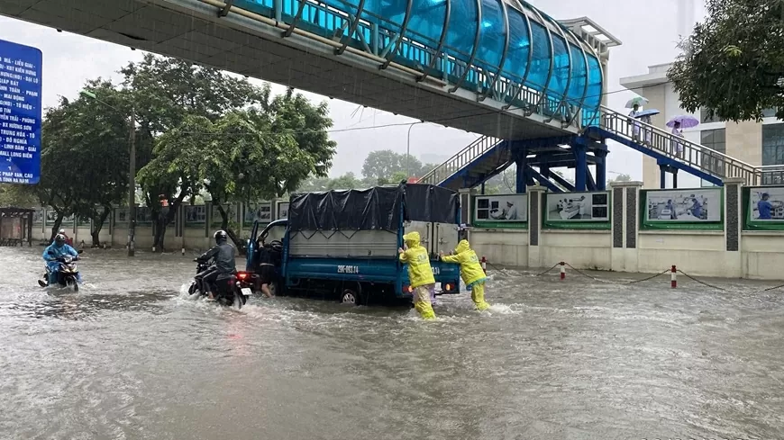 Hà Nội: Nhiều tuyến phố ngập như sông, người dân vất vả khi di chuyển