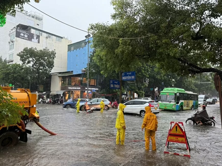 Hà Nội: Nhiều tuyến phố ngập như sông, người dân vất vả khi di chuyển