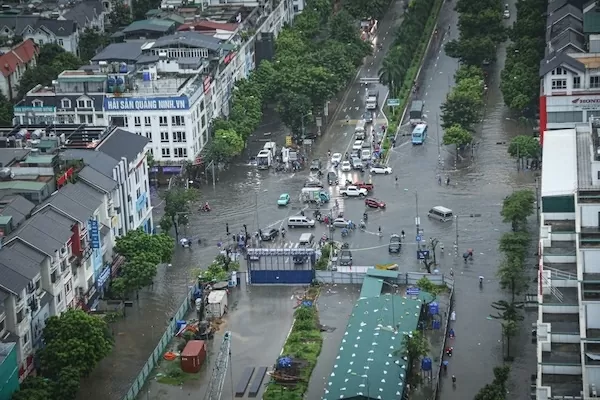 Hà Nội: Nhiều tuyến phố ngập như sông, người dân vất vả khi di chuyển