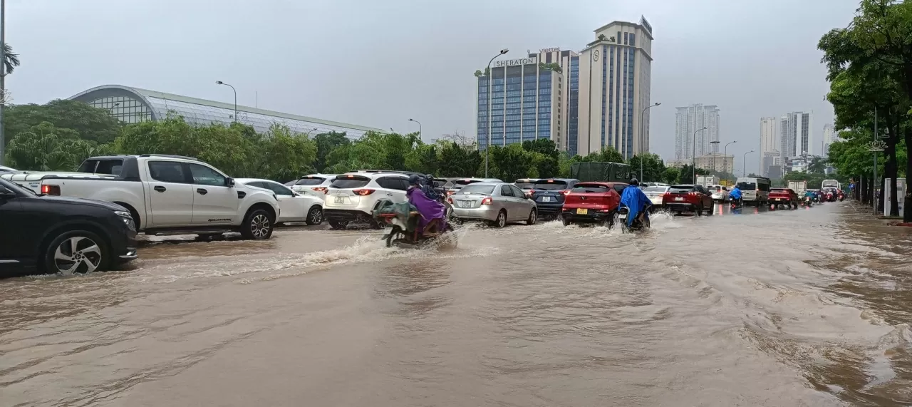 Hà Nội: Nhiều tuyến phố ngập như sông, người dân vất vả khi di chuyển