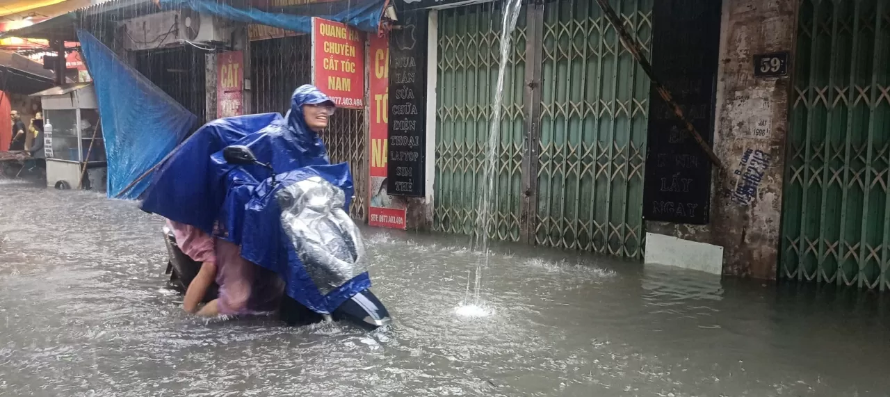 Hà Nội: Nhiều tuyến phố ngập như sông, người dân vất vả khi di chuyển