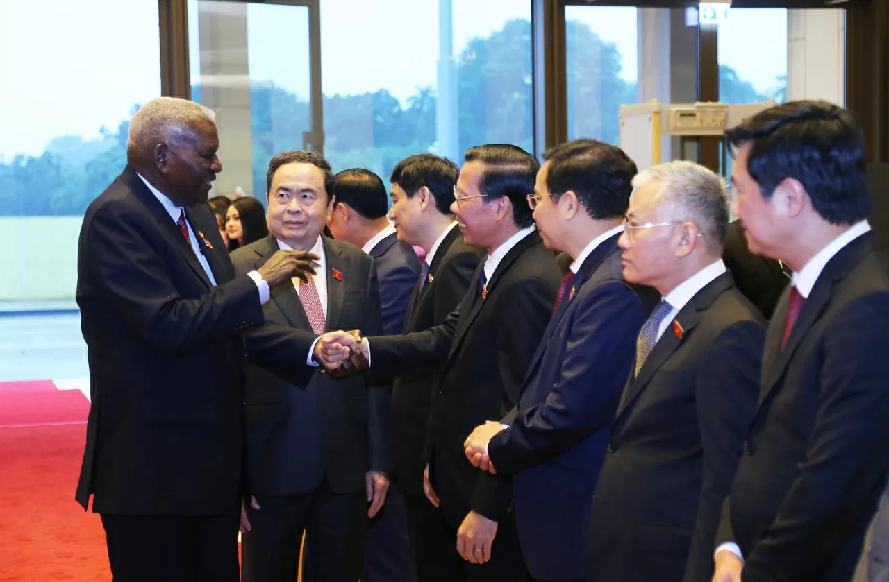 Chủ tịch Quốc hội Trần Thanh Mẫn giới thiệu đoàn đại biểu Việt Nam với Chủ tịch Quốc hội Cuba Esteban Lazo Hernández. (Ảnh: Thành Long)