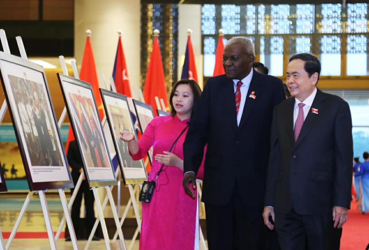 Chủ tịch Quốc hội Trần Thanh Mẫn và Chủ tịch Quốc hội Cuba Esteban Lazo Hernández cùng các đại biểu tham quan triển lãm quan hệ giữa hia nước. (Ảnh: Thành Long)