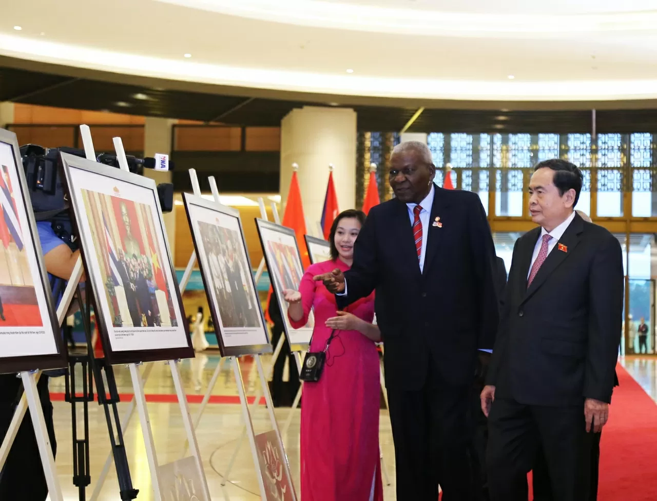 Chủ tịch Quốc hội Trần Thanh Mẫn và Chủ tịch Quốc hội Cuba Esteban Lazo Hernández cùng các đại biểu tham quan triển lãm quan hệ giữa hia nước. (Ảnh: Thành Long)