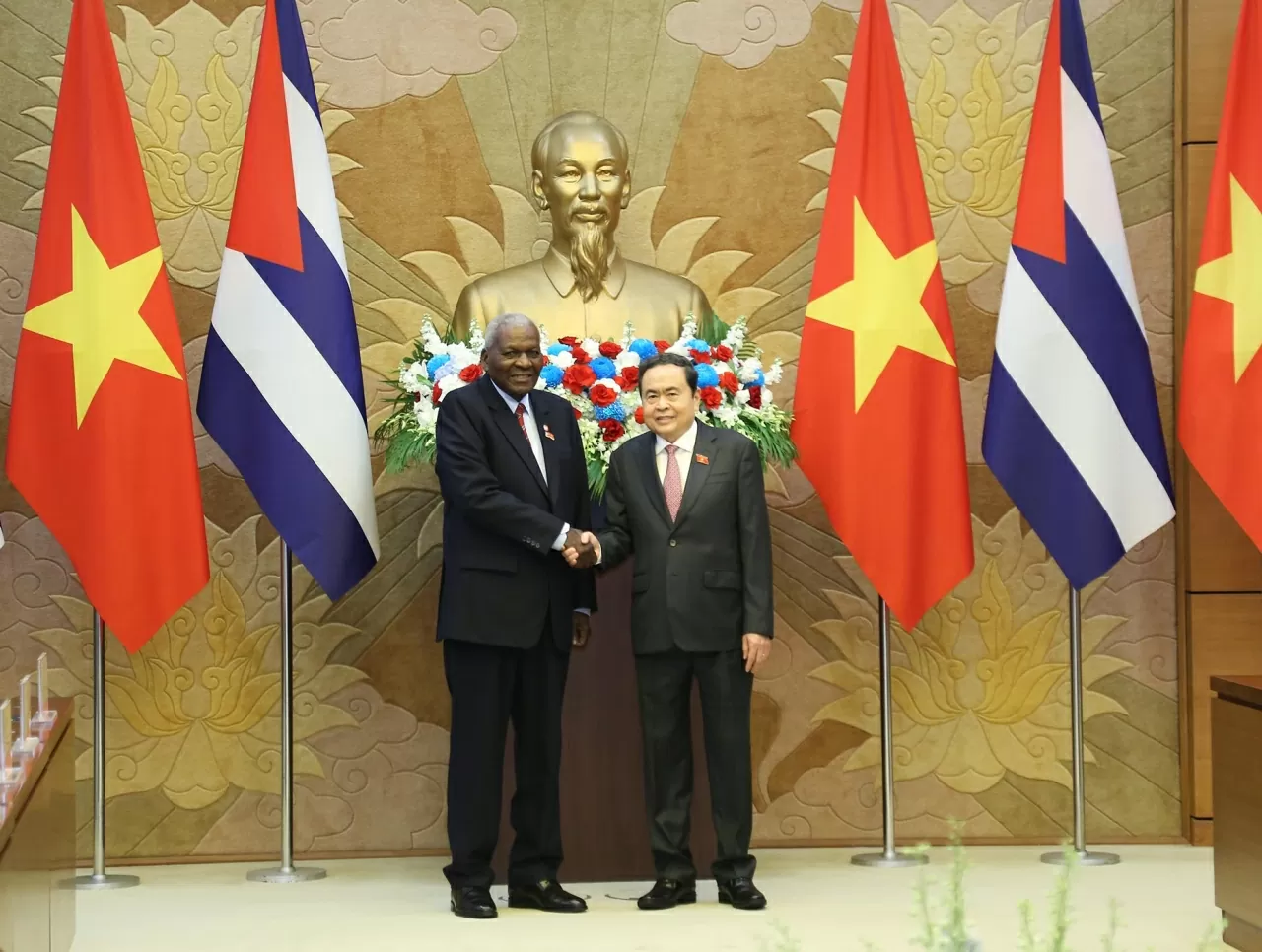 Chủ tịch Quốc hội Trần Thanh Mẫn chụp ảnh chung cùng Chủ tịch Quốc hội Cuba Esteban Lazo Hernández trước khi tiến hành Hội đàm. (Ảnh: Thành Long)