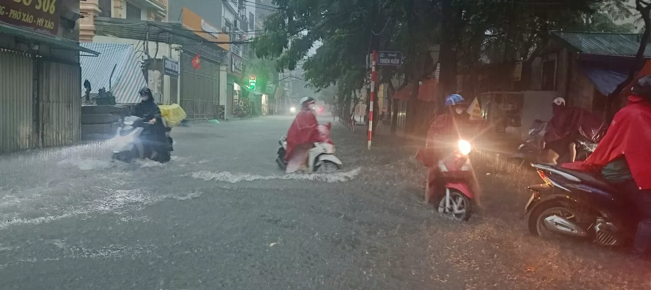 Hà Nội: Nhiều tuyến phố ngập như sông, người dân vất vả khi di chuyển