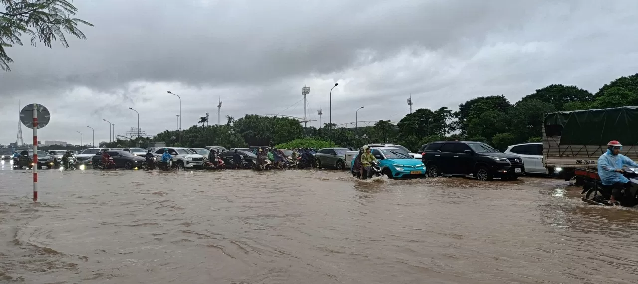 Hà Nội: Nhiều tuyến phố ngập như sông, người dân vất vả khi di chuyển Hà Nội: Nhiều tuyến phố ngập như sông, người dân vất vả khi di chuyển