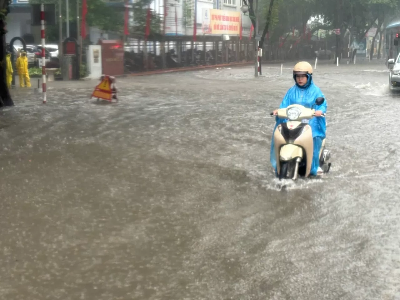 Hà Nội: Nhiều tuyến phố ngập như sông, người dân vất vả khi di chuyển Hà Nội: Nhiều tuyến phố ngập như sông, người dân vất vả khi di chuyển
