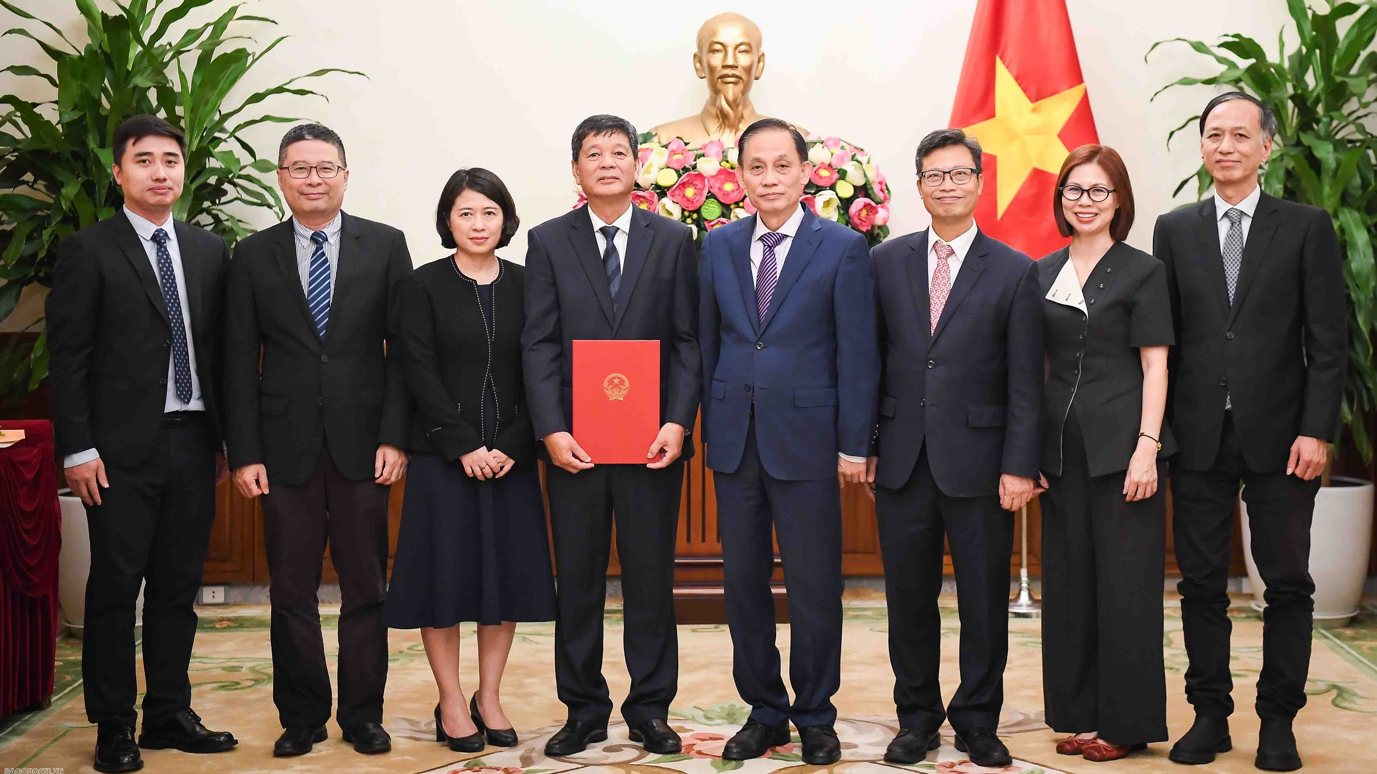 Lãnh đạo Bộ Ngoại giao trao quyết định bổ nhiệm người đứng đầu cơ quan đại diện Việt Nam ở nước ngoài