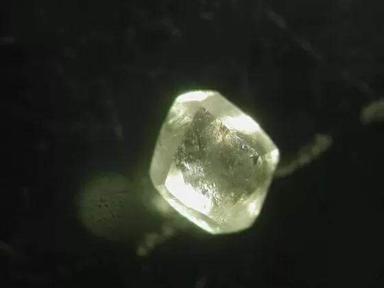 Kim cương giúp phát hiện những cái nhìn hiếm về hóa học sâu bên trong Trái đất