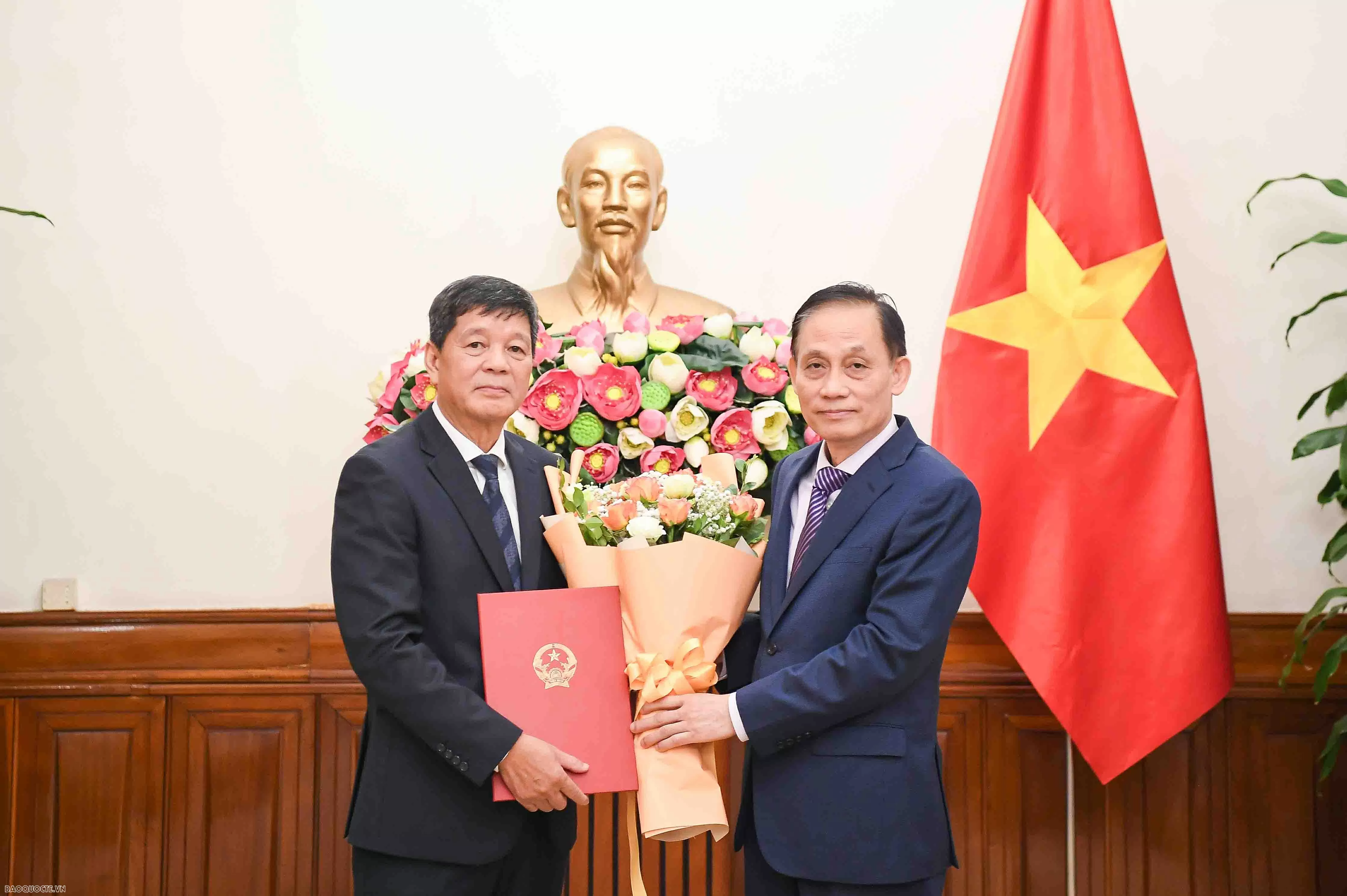 Lãnh đạo Bộ Ngoại giao trao quyết định bổ nhiệm người đứng đầu cơ quan đại diện Việt Nam ở nước ngoài
