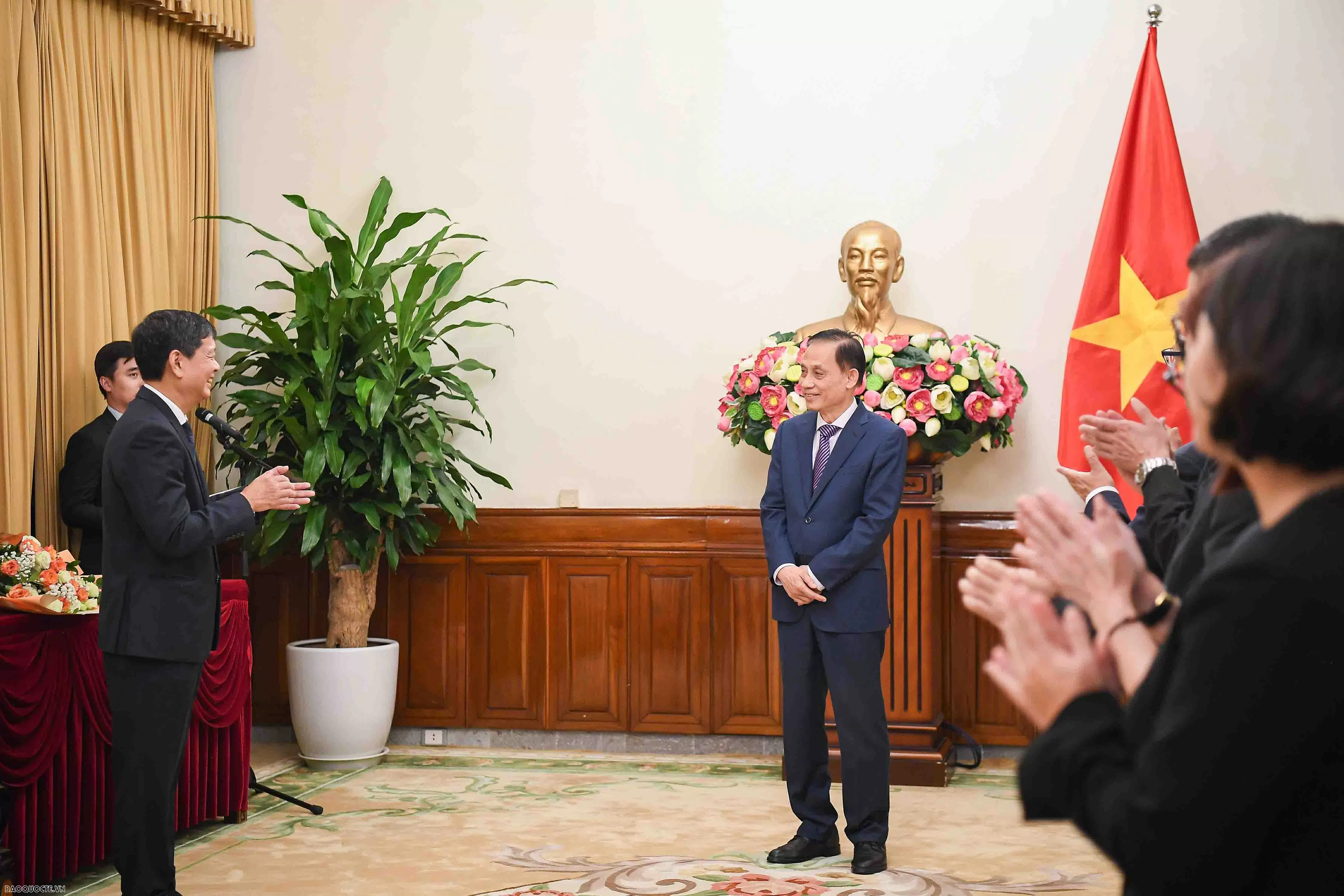 Lãnh đạo Bộ Ngoại giao trao quyết định bổ nhiệm người đứng đầu cơ quan đại diện Việt Nam ở nước ngoài Lãnh đạo Bộ Ngoại giao trao quyết định bổ nhiệm người đứng đầu cơ quan đại diện Việt Nam ở nước ngoài