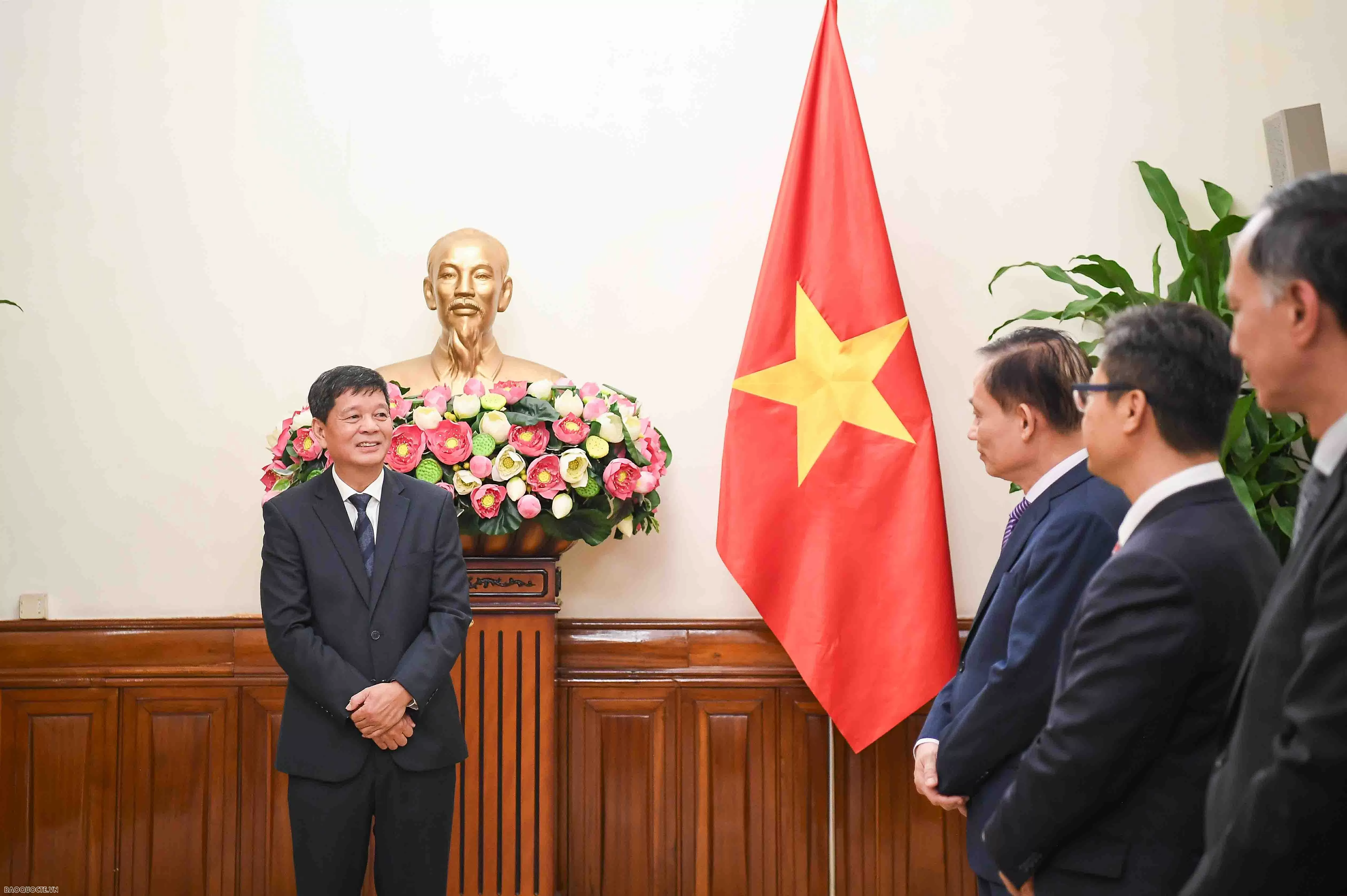 Lãnh đạo Bộ Ngoại giao trao quyết định bổ nhiệm người đứng đầu cơ quan đại diện Việt Nam ở nước ngoài Lãnh đạo Bộ Ngoại giao trao quyết định bổ nhiệm người đứng đầu cơ quan đại diện Việt Nam ở nước ngoài