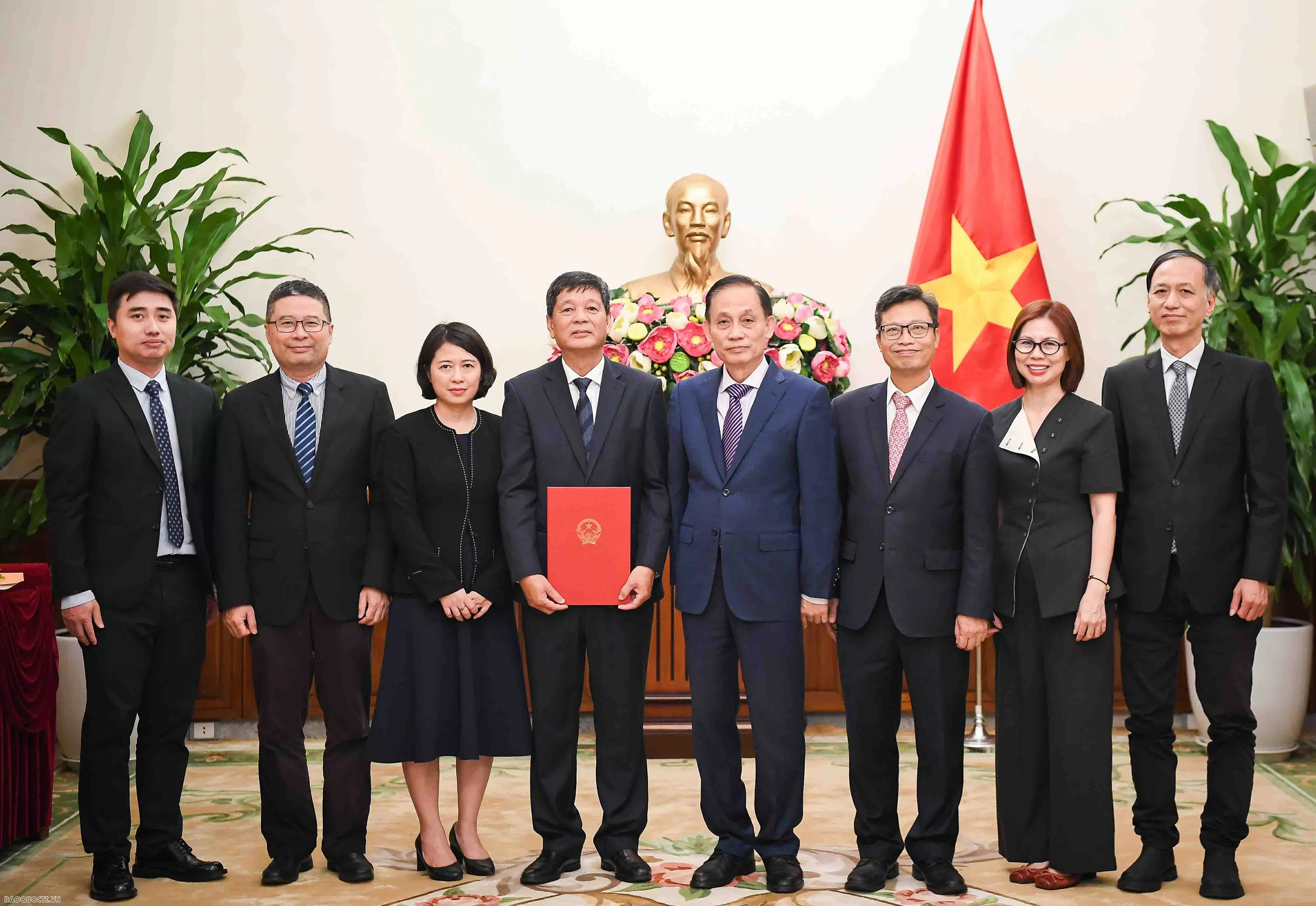 Lãnh đạo Bộ Ngoại giao trao quyết định bổ nhiệm người đứng đầu cơ quan đại diện Việt Nam ở nước ngoài Lãnh đạo Bộ Ngoại giao trao quyết định bổ nhiệm người đứng đầu cơ quan đại diện Việt Nam ở nước ngoài